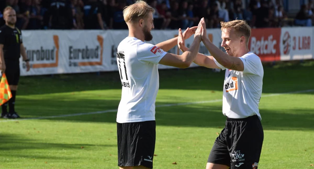 Jarosław Czernysz (z lewej) otworzył wynik spotkania z Koroną II Kielce, a Grzegorz Janiczak (z prawej) pewnym strzałem z rzutu karnego trafił na 4:1. Fot. JKS Jarosław/Dominik Budzowski