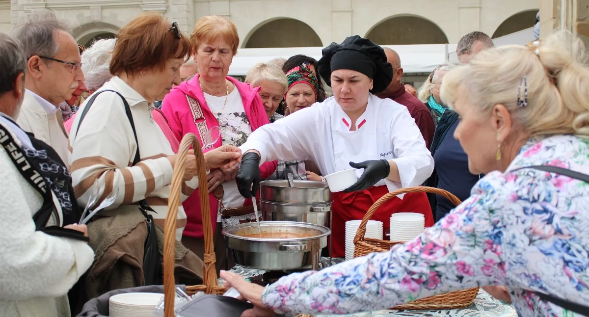 Ci, którzy zdecydowali się spędzić popołudnie na Zamku w Krasiczynie, zaproszeni zostali do degustacji potraw kuchni galicyjskiej oraz słodkich i wytrawnych przekąsek. / FOT. U. GIELO