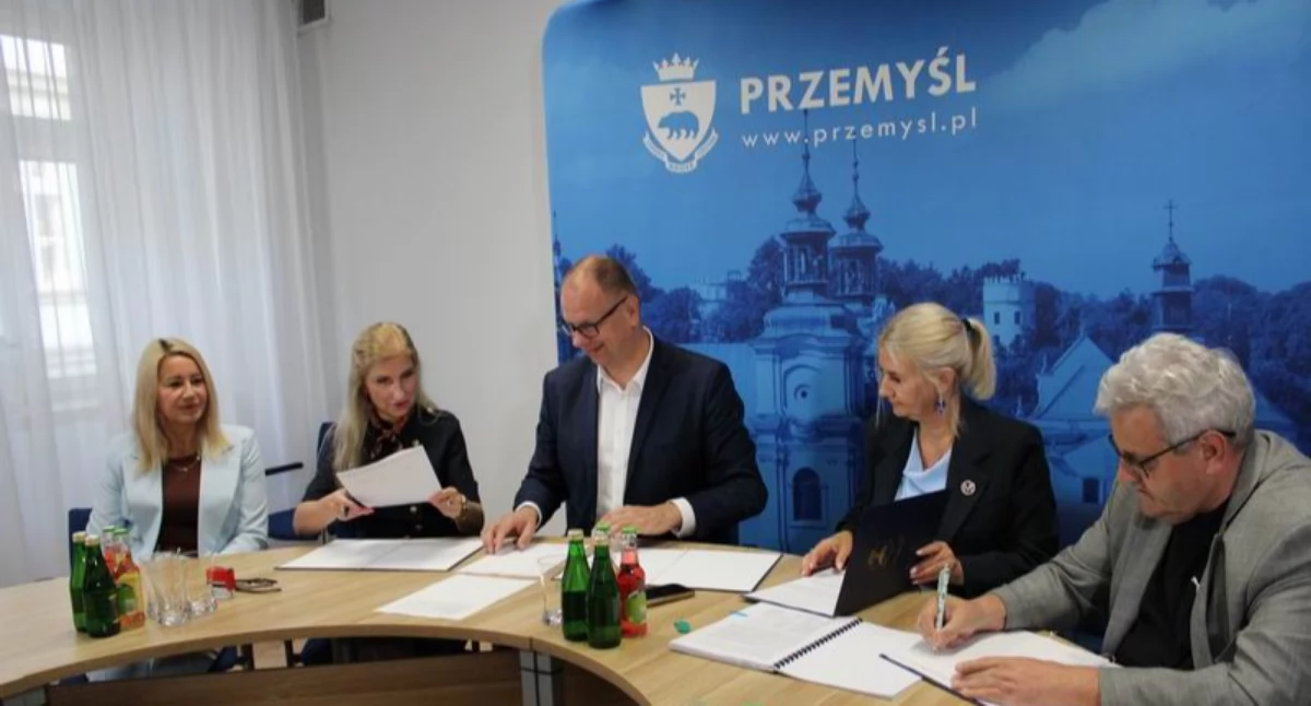 W poniedziałek, 7 września, miasto parafowało umowę w wykonawcą pawilonu dla psów i kotów, który będzie stanowił dopełnienie jej bieżącej infrastruktury. Na realizację zadania wyłoniony w przetargu wykonawca  – przemyski Zakład Usługowy Remontowo-Budowlany reprezentowany przez Antoniego Bara – ma okrągły rok. / FOT. U. Gielo
