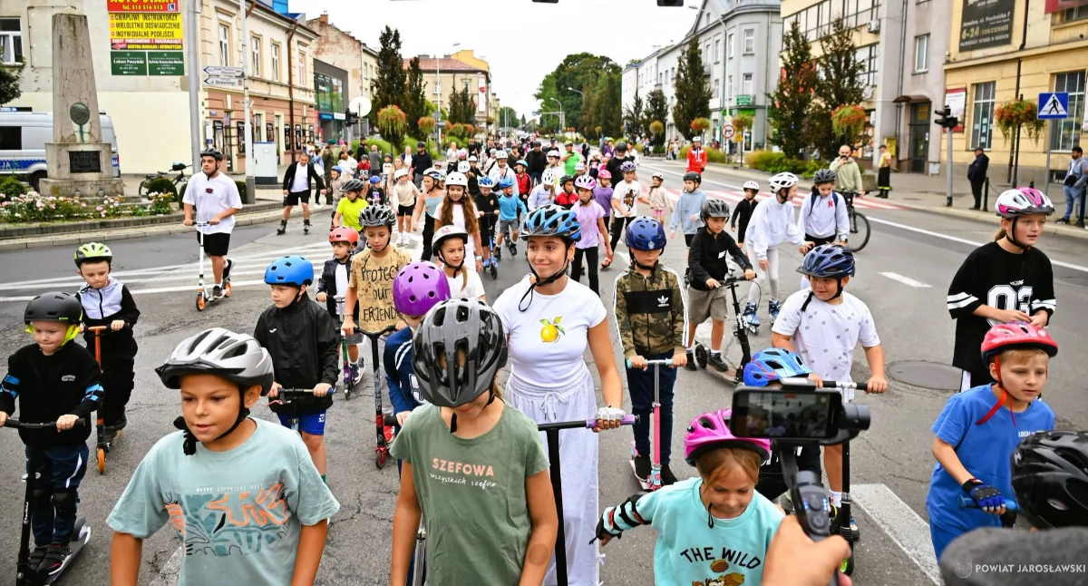 Areną „Rolkowego finiszu wakacji” był parking Starostwa Powiatowego w Jarosławiu oraz… ulice Jarosławia. Fot. Starostwo Powiatowe Jarosław