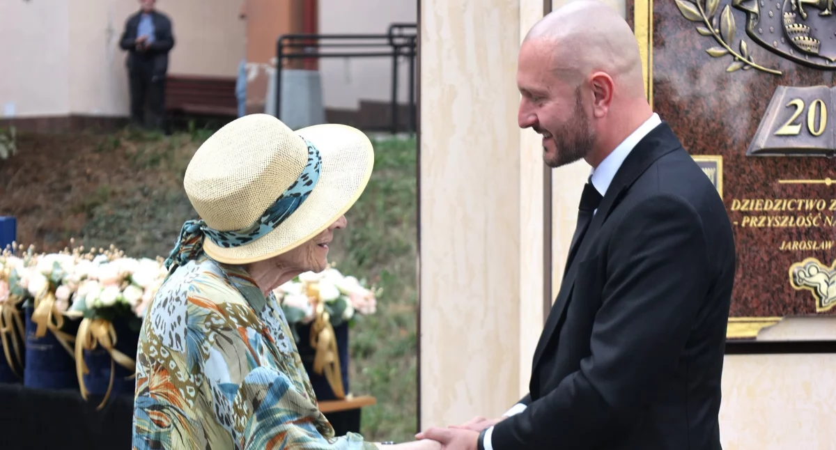 Podczas uroczystości nie mogło zabraknąć jego reprezentantów, na czele z Barbarą Marią Czartoryską. Obok dyrektor szkoły Michał Cebula. Fot. UM Jarosław