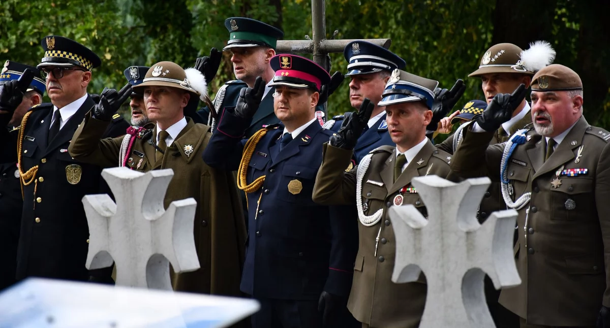 Ważnym, tradycyjnym punktem uroczystości było złożenie kwiatów, zapalenie zniczy i wspólna modlitwa przed Grobem Nieznanego Żołnierza i kwaterą żołnierzy Armii Krajowej na przemyskim cmentarzu wojskowym przy ul. Przemysława. Fot. UM Przemyśl