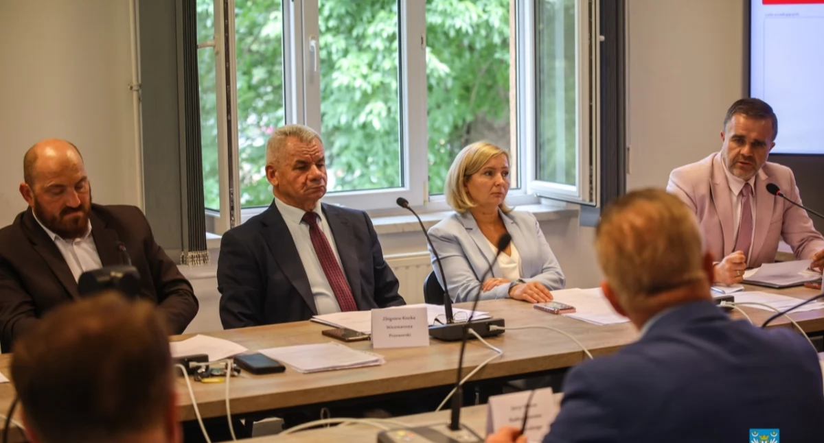 Zadania związane z przebudową i budową mostów zdominowały ostatnie obrady rady powiatu, ale – jak bumerang – wrócił też temat przeworskiego szpitala. / FOT. Starostwo Powiatowe w Przeworsku