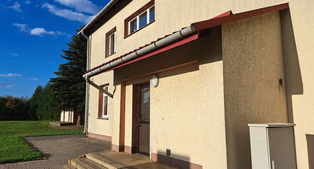 Wraz z rozpoczętym rokiem szkolnym Szkoła Podstawowa w Hureczku stała się  placówką filialną SP w Siedliskach, oddalonej o około 7 kilometrów. Temat utworzenia w budynku przedszkola – mimo zapewnienia o przyznanym dofinansowaniu – na razie stanął w miejscu. Konieczny jest krok ze strony instytucji zarządzającej środkami./ FOT. U. Gielo