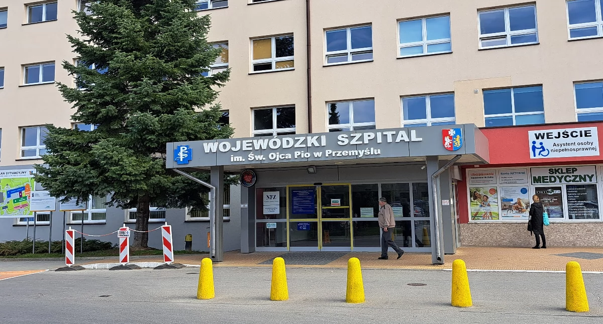 Podjęta na sesji sejmiku uchwała wyraża zamiar współpracy, nie jest natomiast jeszcze formalnym połączeniem szpitali w Przemyślu i Ustrzykach Dolnych. Największym z wyzwań planowanej konsolidacji jest zadłużenie (dług ustrzyckiego SPZOZ to około 70 mln zł). Przemyski szpital – jako większa jednostka, o stabilniejszej strukturze przychodów – miałby ułatwić proces restrukturyzacji i ograniczyć koszty obsługi zadłużenia./ FOT. U. Gielo