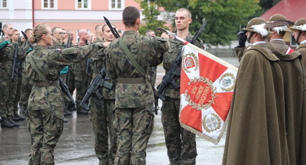 Złożenie przysięgi wojskowej to wyjątkowy moment dla każdego żołnierza. Przekonali się dziś o tym zebrani w 5 Batalionie Strzelców Podhalańskich w Przemyślu./Fot. Monika Rusinek 