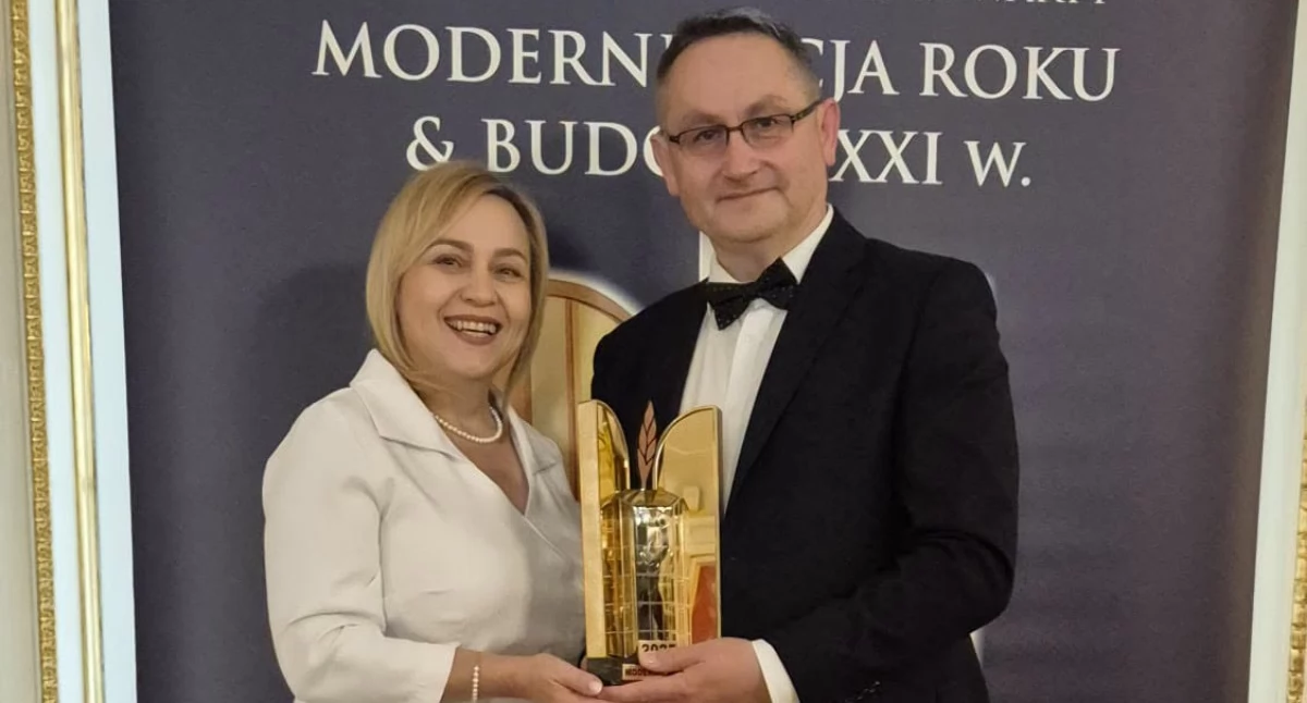Uroczystość ogłoszenia wyników i wręczenia nagród w konkursie odbyła 10 września  na Zamku Królewskim w Warszawie. Nagrodę za tytuł „Modernizacja Roku” w kategorii obiekty zdrowia, przyznany dla Pododdziału Kardiochirurgii, odebrała dyrektor szpitala w Przemyślu Barbara Stawarz i zastępca dyrektora ds. administracyjno-technicznych Tomasz Niedźwiedź./ FOT. WSzwP