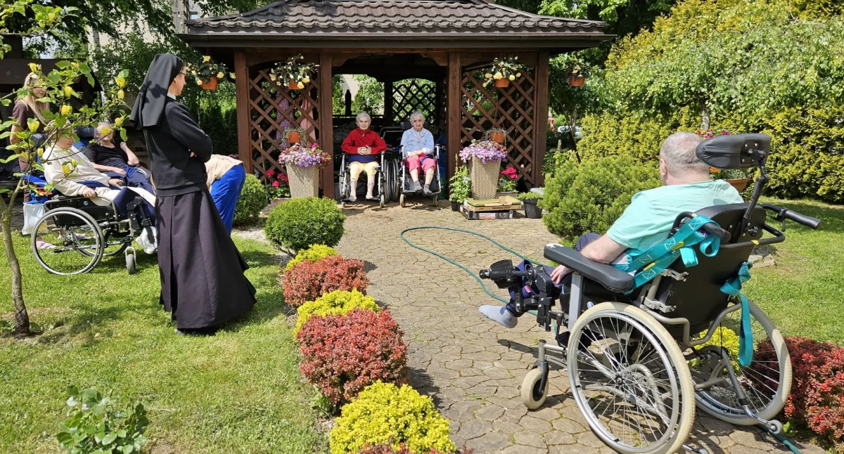 Ogród przy Centrum jest miejscem odpoczynku, spotkania i wspólnego przeżywania codzienności./Fot. Caritas 