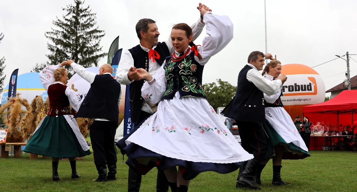 Jak na dożynki przystało, nie zabrakło obrzędu chleba, prezentacji wieńców oraz delektowania się przysmakami przygotowanymi przez lokalne koła gospodyń wiejskich. Były również wspólne tańce!/Fot. UG Radymno