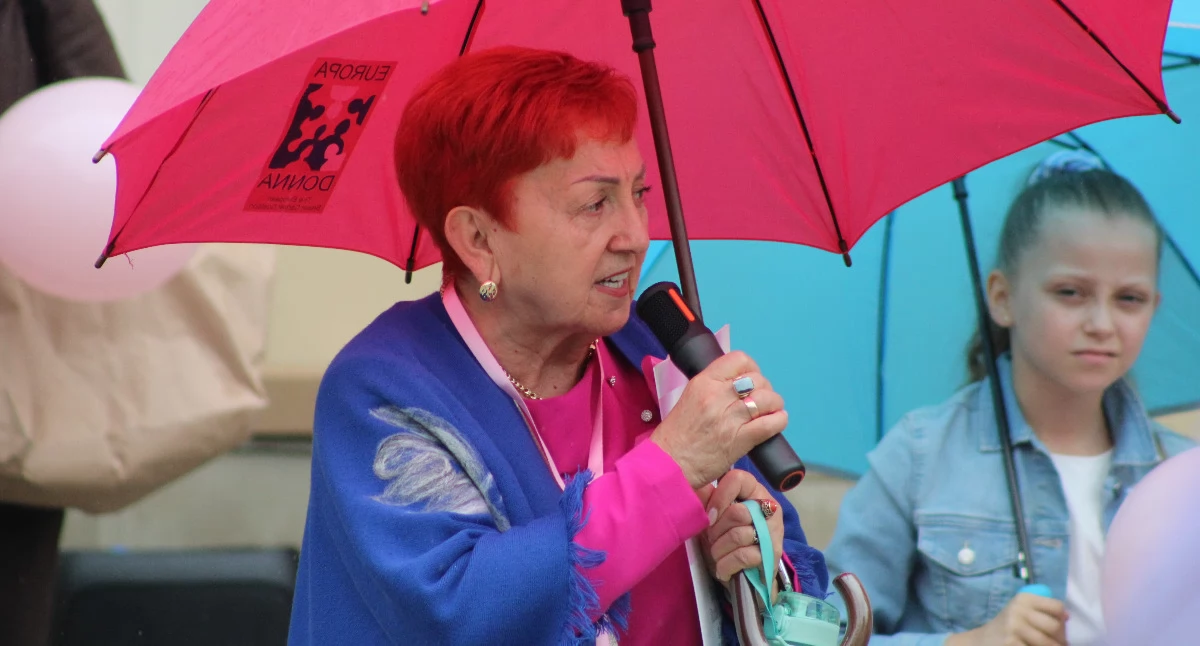 Jadwiga Duda – prezeska Stowarzyszenia Europa Donna Przemyśl kieruje organizacją od momentu jej założenia w 2001 roku. Wspomina początki działalności przede wszystkim przez pryzmat ogromnego lęku społecznego i tematu tabu, jakim ćwierć wieku temu był rak piersi./Fot. Monika Rusinek