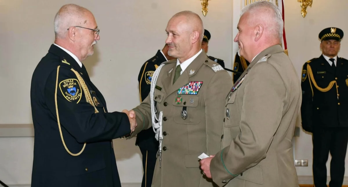 Komendant przemyskiej straży miejskiej uhonorowany został przez komendanta BiOSG  gen. bryg. SG Tomasza Zybińskiego medalem z okazji 35-lecia Straży Granicznej./ FOT. Starostwo Powiatowe w Przeworsku