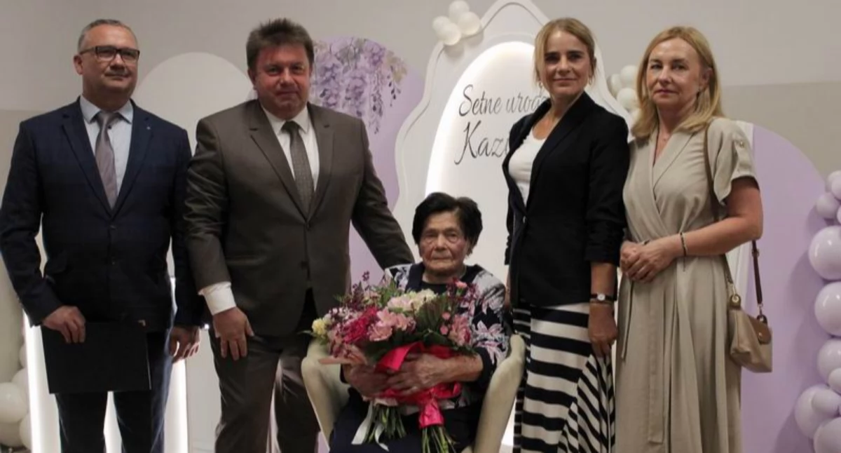 W imieniu własnym, rady gminy oraz całej lokalnej społeczności dostojnej jubilatce najserdeczniejsze życzenia złożyli wójt gminy Krasiczyn Krzysztof Dobrowolski wraz z kierownikiem USC Tomaszem Pankiewiczem oraz reprezentujące Placówkę Terenową KRUS w Przemyślu Liliana Świta (kierownik) i Beata Mazurek./ FOT. U. Gielo