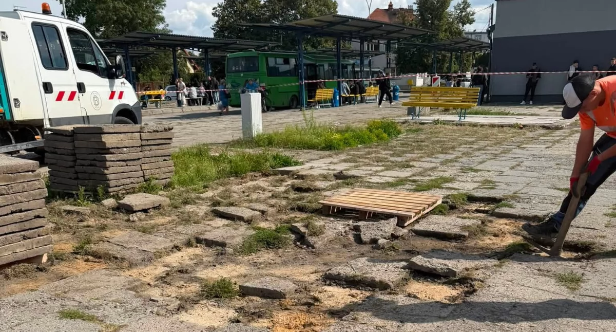 Trwa drugi etap remontu dworca PKS w Przeworsku. Wykonująca prace jarosławska firma zobowiązała się zakończyć je do 11 listopada br. W przyszłym roku ruszy trzeci etap, na który udało się pozyskać dofinansowanie./ FOT. Starostwo Powiatowe w Przeworsku