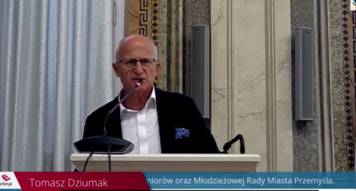 – Liczyliśmy, że w tym roku, po naszym ubiegłorocznym proteście, przynajmniej zostaniemy odpowiednio wcześniej poinformowani, że zawody motorowe są przygotowywane na ulicy Sobieskiego. Jak również, że może prezydent i organizator będą chcieli poznać opinię Zarządu Osiedla Winna Góra. Ale tak się nie stało – wyraził opinię Zarządu Osiedla nr 7 Winna Góra jego przewodniczący T. Dziumak./ FOT. kadr z sesji