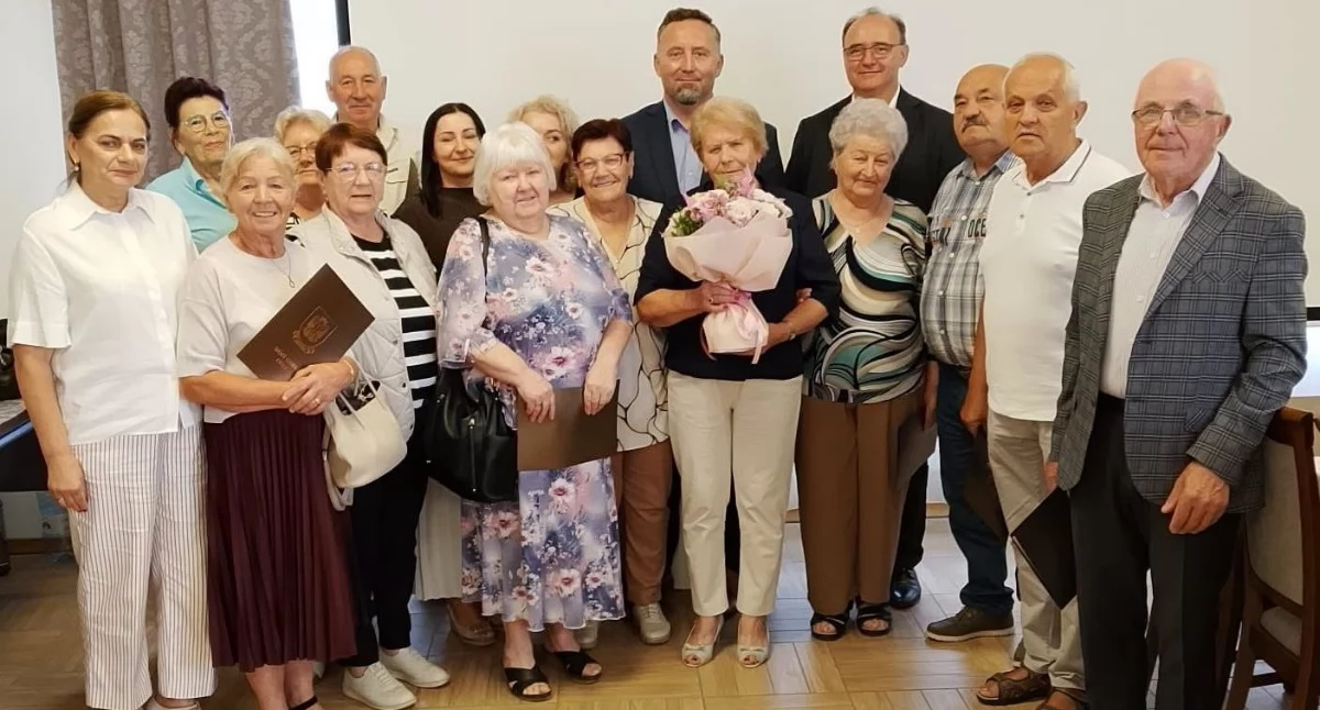 Pierwsza sesja miała szczególny charakter. Radni – seniorzy otrzymali zaświadczenia o wyborze oraz złożyli stosowne ślubowanie, godząc się na reprezentowanie interesów seniorów z terenu gminy Orły./ FOT. UG Orły