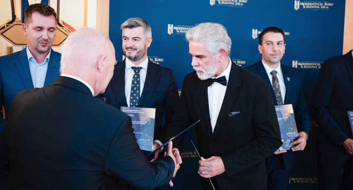 Drugim laureatem konkursu z terenu byłego województwa przemyskiego jest budowa mostu składającego się z estakady ES1 i MS1 nad rzeką San w miejscowości Sobiecin i Munina. Nagrodę odebrał Piotr Miąso, dyrektor Podkarpackiego Zarządu Dróg Wojewódzkich w Rzeszowie./ FOT. UMWP