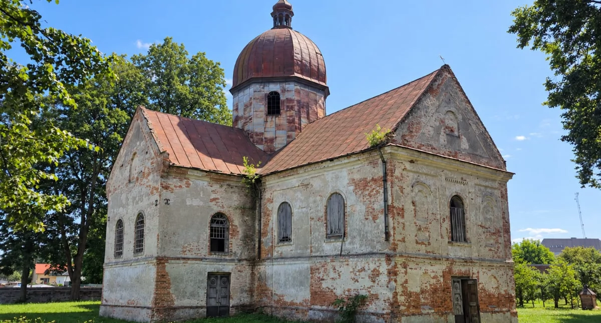 Renowacja zabytkowej cerkwi greckokatolickiej pod wezwaniem świętego Onufrego w Oleszycach, czyli kompleksowe prace przy fundamentach, izolacji, elewacjach, sztukaterii i dachu, to jedna z inwestycji projektu./Fot. UMiG Cieszanów 