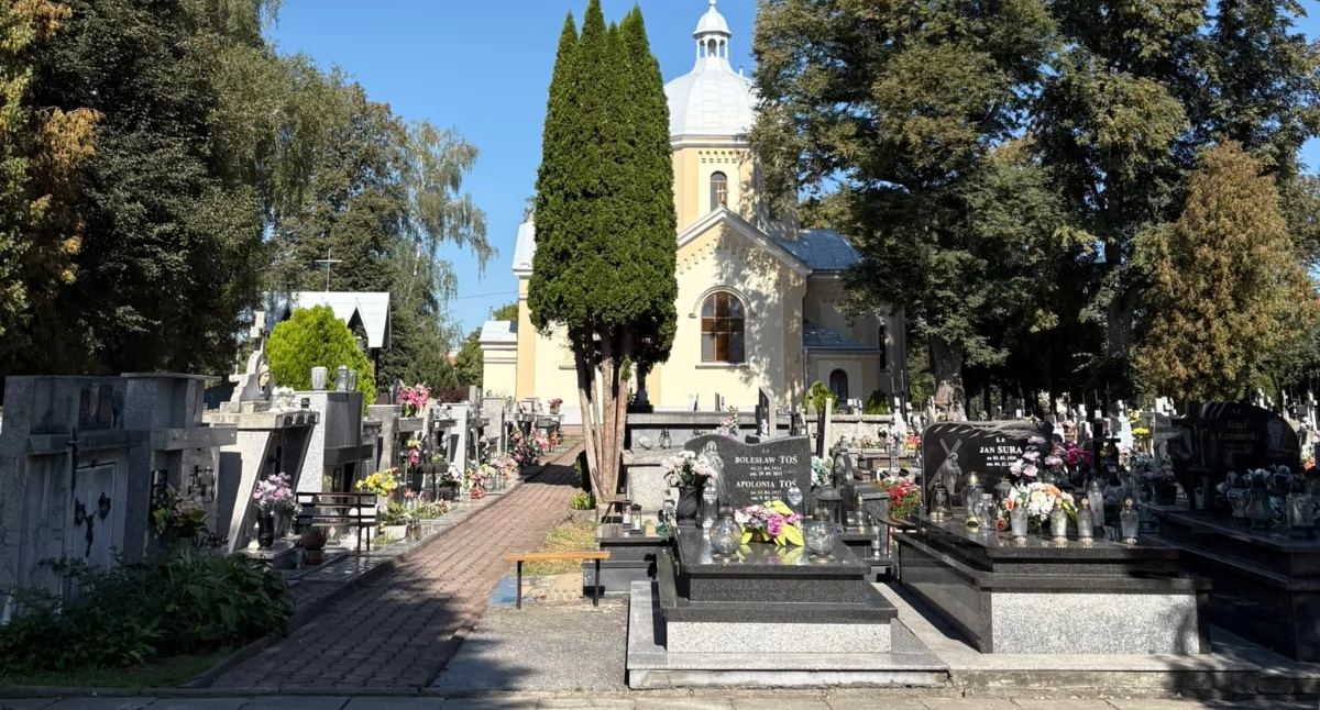  Nekropolia parafialna przy ul. Przekopanej, przynależąca do parafii św. Jana Apostoła, doczeka się remontu istniejących alejek i powstania kolejnej. Z pewnością będzie to duże udogodnienie dla parafian odwiedzających swoich bliskich./Fot. Monika Rusinek