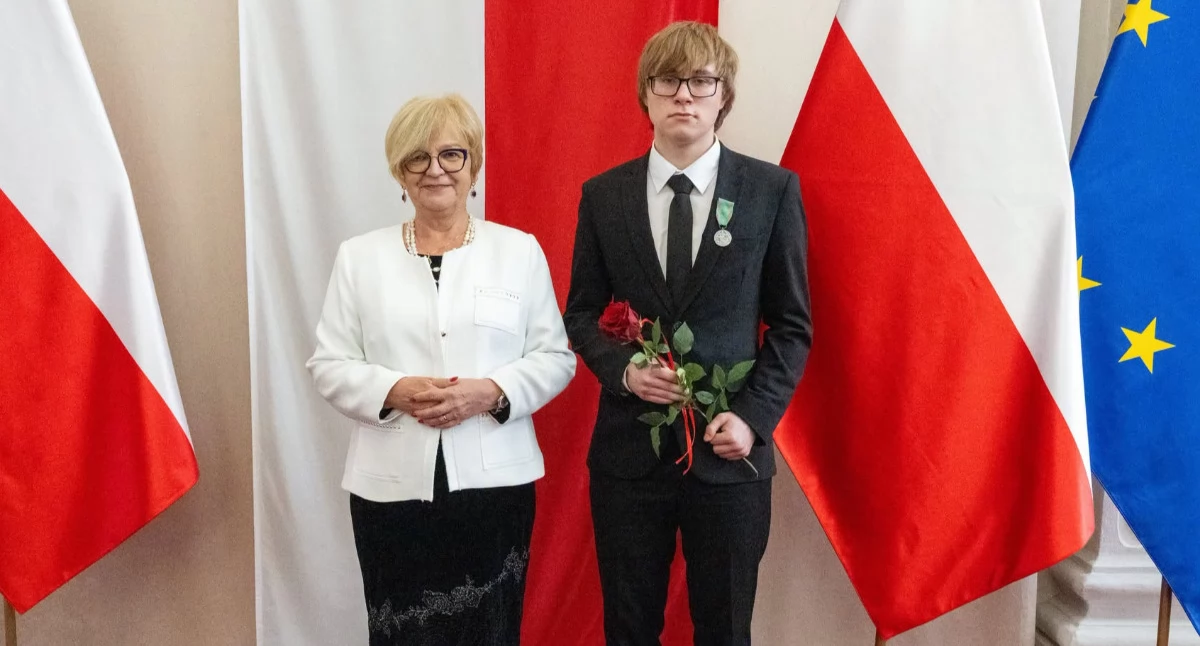 Uczeń I LO w Przemyślu Maksymilian Kalita – decyzją prezydenta RP – uhonorowany został Medalem za Ofiarność i Odwagę, przyznanym za zasługi w ratowaniu ludzkiego życia./ FOT. PUW Rzeszów