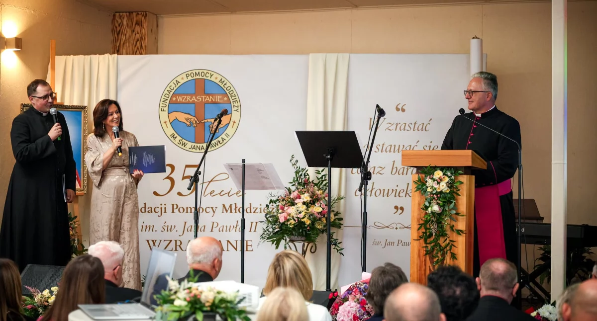 Zaproszeni goście wzięli udział w uroczystej gali z okazji 35-lecia, podczas której była okazja do złożenia podziękowań wszystkim instytucjom i osobom wspierającym placówkę./ FOT. UG Chłopice