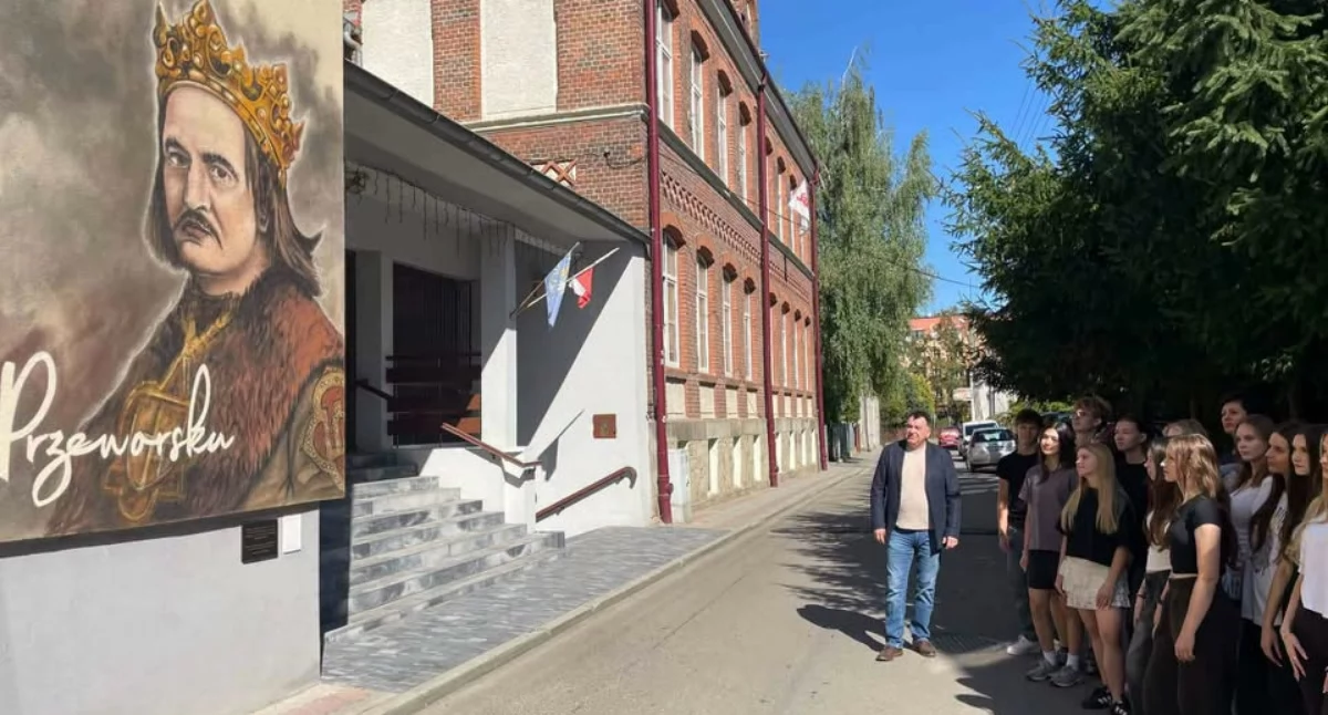 Wyjątkowe dzieło, ufundowane przez Radę Rodziców, jest od niedawna piękną ozdobą budynku szkoły, symbolizującą jej bogatą historię. Od ponad stu lat kultywuje ona tradycje patriotyczne./ FOT. LO w Przeworsku