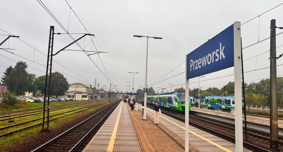 Odcięcie Przeworska od bezpośrednich połączeń dalekobieżnych mogło oznaczać poważne komplikacje dla pasażerów nie tylko rozpoczynających swoją podróż na stacji Przeworsk, ale też dla tych z północnego Podkarpacia, jadących w stronę Krakowa i Śląska, dla których jest ona dogodnym miejscem przesiadkowym. Tak się jednak nie stanie./ FOT. FB L. Kisiel