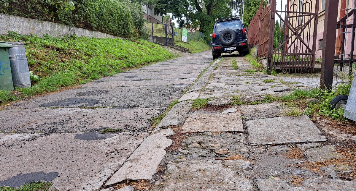 Chodnik przy ulicy Szykowskiego od dawna straszy. Poruszanie się nim wymaga ostrożności. Kiedy miasto znajdzie pieniądze na remont – pytają mieszkańcy. / FOT. U. Gielo