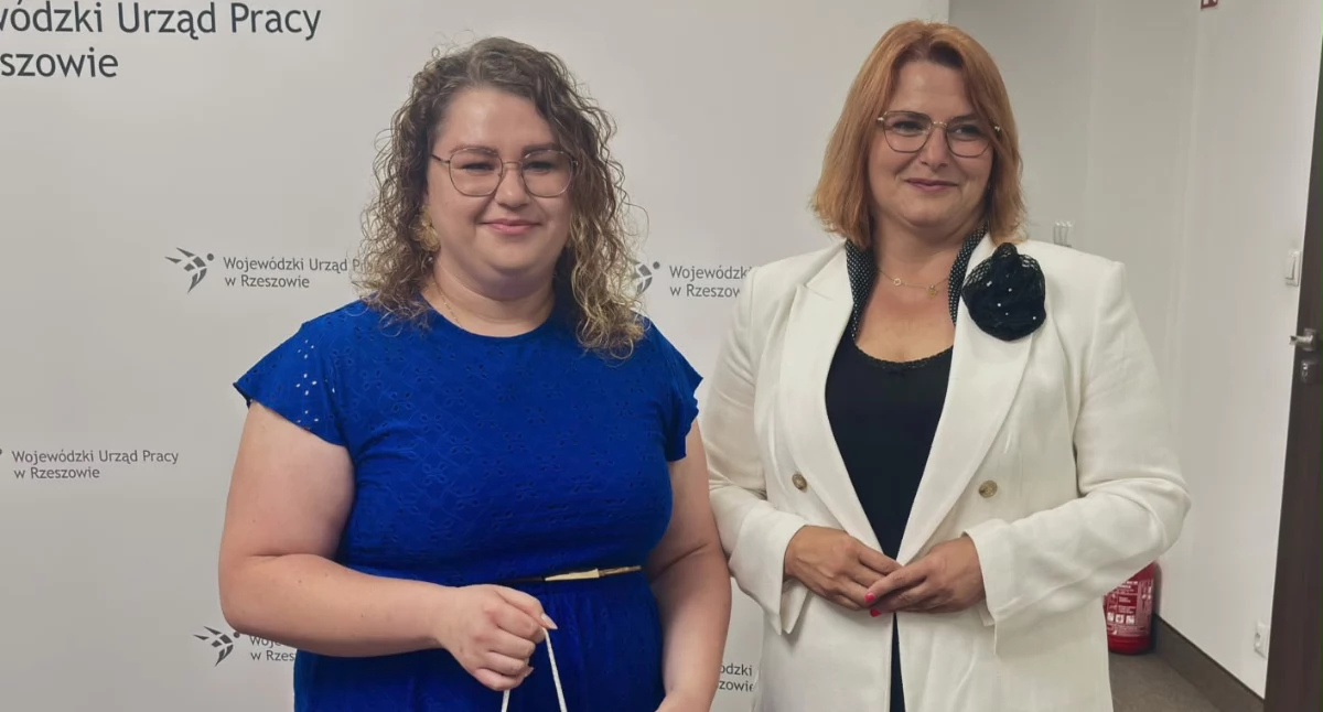 Do składania dokumentów aplikacyjnych zachęcała młodych bezrobotnych z Podkarpacia członek zarządu województwa Anna Huk (z prawej). Na zdjęciu z uczestniczką 5. naboru w ramach projektu Natalią Kozak, która dzięki dotacji otworzyła firmą Endless Love by Natalia./ FOT. UMWP