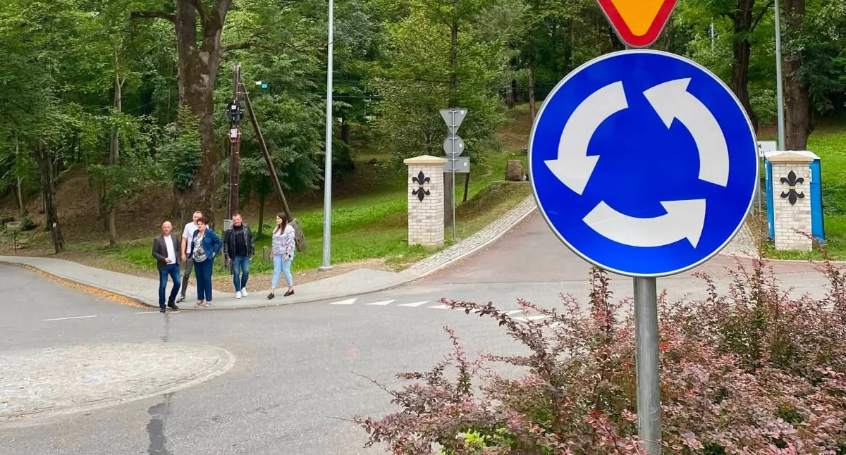 Nowa organizacja ruchu, uporządkowane miejsca parkingowe i czytelne oznakowanie oraz bezpieczniejsze przejścia dla pieszych to rozwiązanie, na które w Birczy czekano od dawna./ FOT. UMiG Bircza