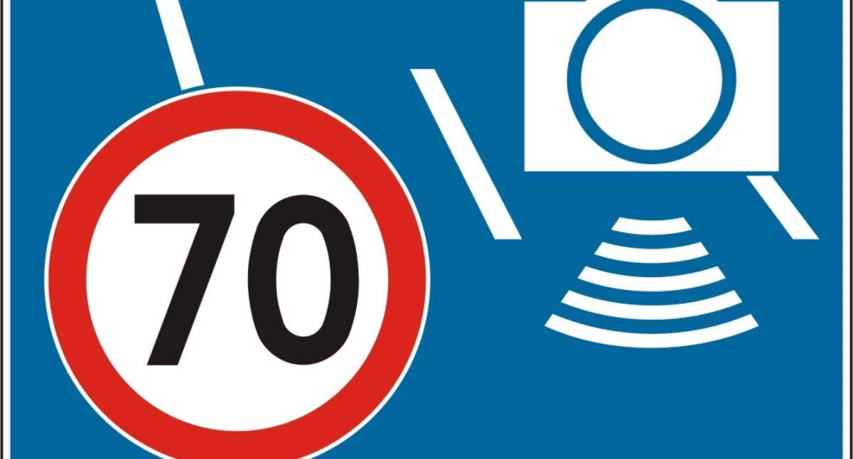  Kierowcy będą mogli spodziewać się, że w dolnej lewej części znaku D-51a zauważą odwzorowanie znaku B-33 „ograniczenie prędkości”. Wartość liczbowa umieszczona na symbolu znaku B-33 będzie dostosowywana do ograniczenia prędkości obowiązującej na odcinku drogi objętym automatyczną kontrolą średniej prędkości i zostanie wyrażona w km/h.Fot. GOV.PL