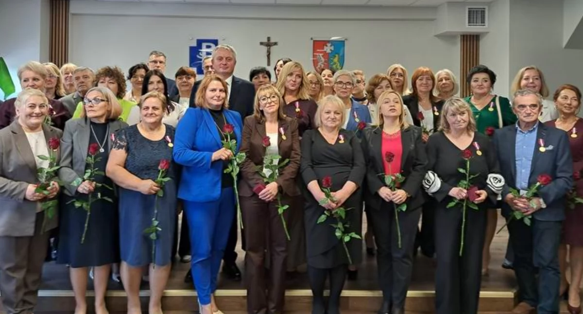 Pamiątkowe zdjęcie uhonorowanych pracowników placówki wraz z gośćmi uroczystości./ FOT. U. Gielo