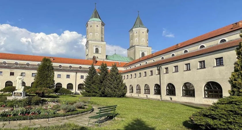 Pięć osób zostało rannych podczas ataku nożownika w opactwie sióstr Benedyktynek w Jarosławiu. Niestety, jedna z nich zmarła. Fot. www.wikipedia.pl