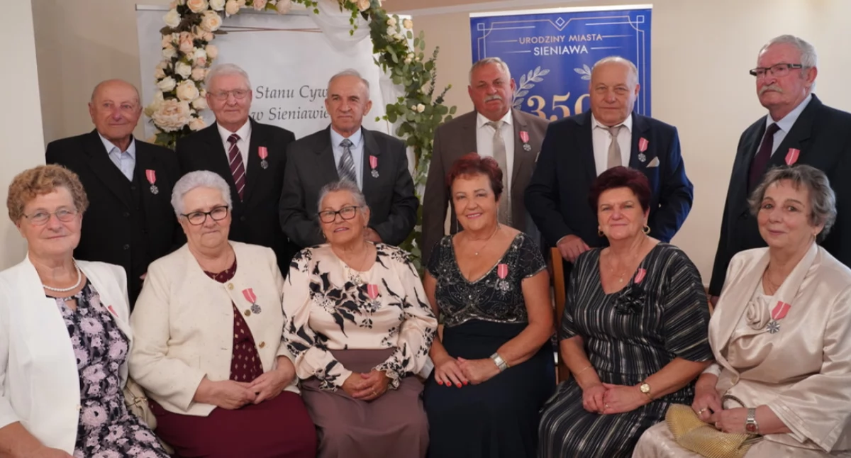 Złote gody w gminie Sieniawa stały się okazją do uhonorowania par, które od pół wieku kroczą razem przez życie./ Fot. UMiG Sieniawa 