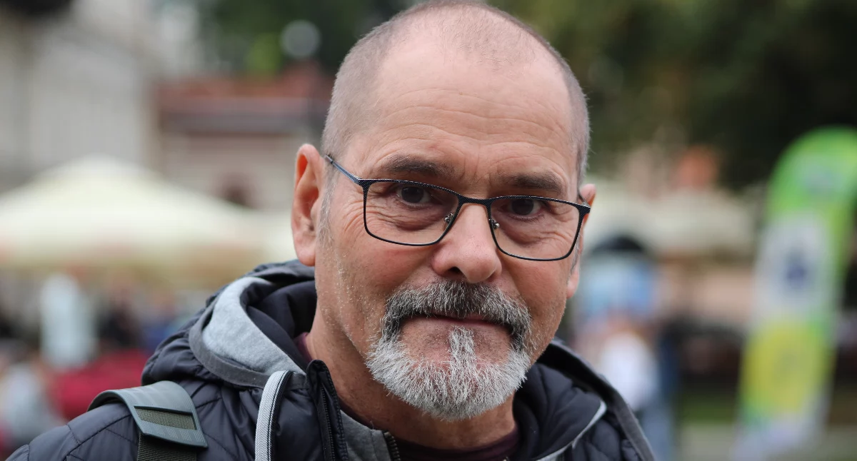 – Od oddania rzeczywistości jest fotografia. W malarstwie oddaję swoje spojrzenie i emocje, jakie odczuwam. To prawda, że prace tworzą pewną rzeczywistość, ale odczucia są zawsze na pierwszym miejscu – mówi Paweł Patryn, pytany o to, czy ważniejsze jest, by obraz przypominał rzeczywistość, czy wywoływał określone emocje./Fot. Monika Rusinek 
