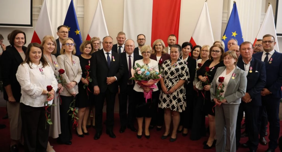 Złote, Srebrne i Brązowe Medale za Długoletnią Służbę wręczyła pracownikom magistratu wojewoda podkarpacki Teresa Kubas-Hul./Fot. UM Przeworsk