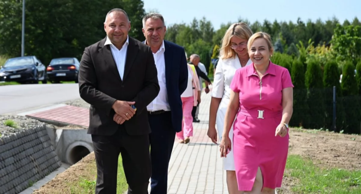 W ostatnim czasie, dzięki współpracy samorządów, zakończono m.in. inwestycję w Ostrowie. Obecnie prowadzone są kolejne ważne przedsięwzięcia – budowa chodnika w Sośnicy oraz przebudowa drogi powiatowej Radymno – Chałupki Medyckie./Fot. UG Radymno/Starostwo Powiatowe w Jarosławiu 