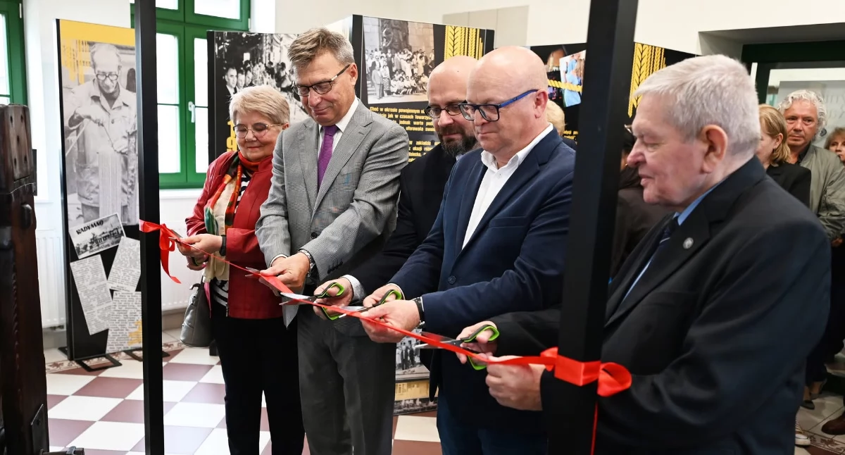 Uroczyste przecięcie wstęgi z udziałem burmistrza Radymna Mieczysława Piziurnego i pomysłodawcy utworzenia izby pamięci G. Figieli miało miejsce w piątek, 25 września./ FOT. M. Figiela