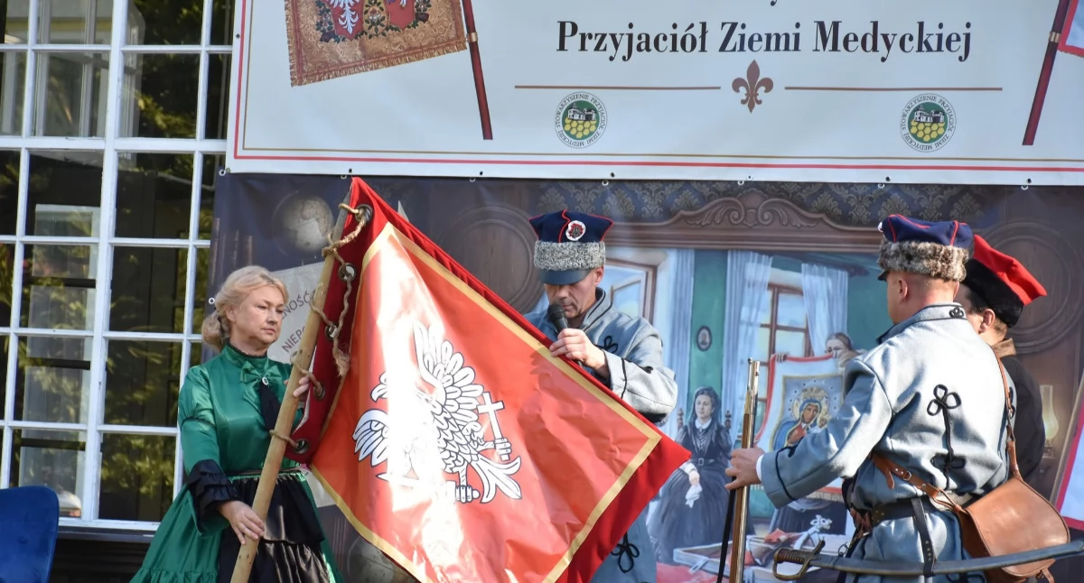 Odtworzony sztandar oddziału pułkownika Marcina Borelowskiego „Lelewela” w niedzielę został poświęcony w kościele parafialnym w Medyce. Był też głównym motywem przygotowanej na okoliczność wydarzenia rekonstrukcji./ FOT. GCK w Medyce