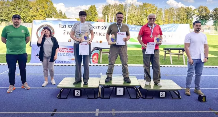Mistrz Podkarpacia Marcin Orpik (w środku) i jego małżonka Ewa Orpik – wicemistrzyni Podkarpacia w kategorii „barebow”. Fot. Paweł Grabas