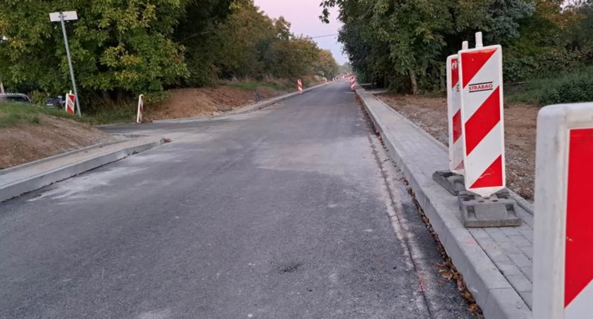 Zamiast chodnika na Sybiraków pojawiły się tzw. opaski bezpieczeństwa. Na tyle wąskie, że nie zmieści się na nich np. matka pchająca wózek z dzieckiem, a i piesi raczej poruszać się mogą wyłącznie pojedynczo, bez możliwości bezpiecznego wyminięcia. Czy będą miały szansę spełnić rolę bezpiecznego traktu dla pieszych? / FOT. U. Gielo