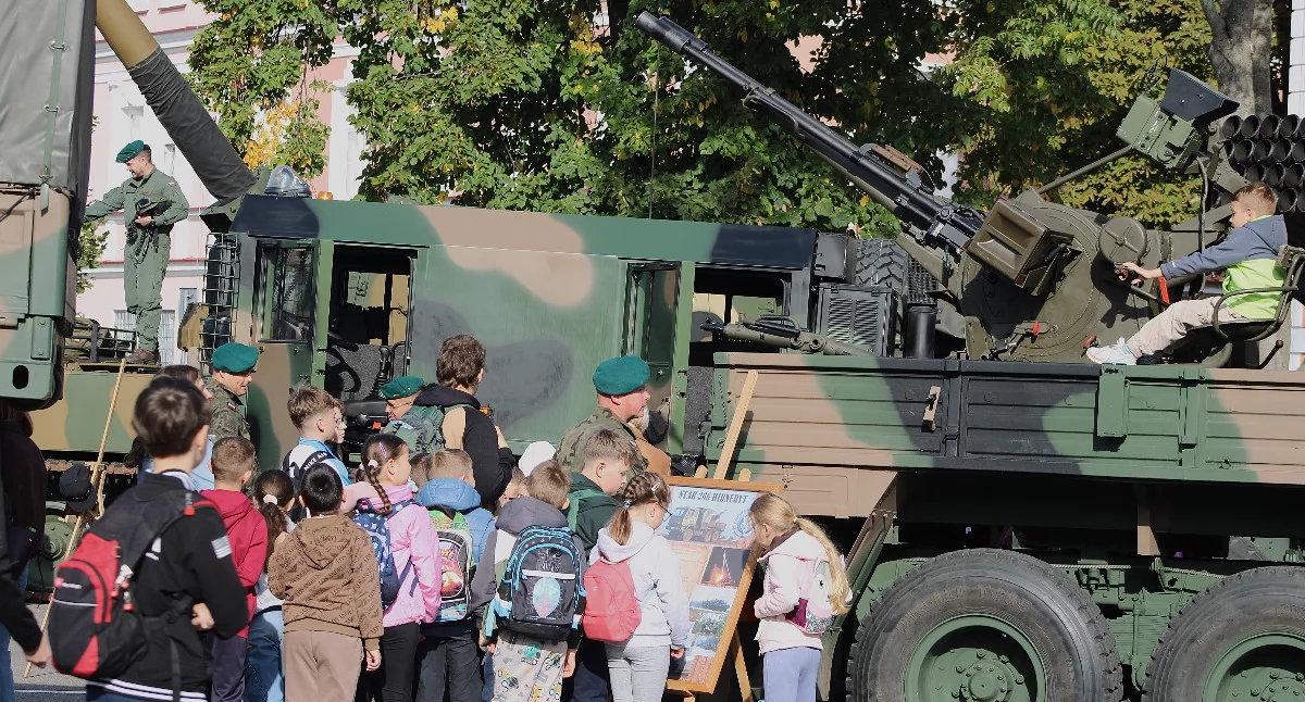Dzieci i młodzież z przemyskich placówek oświatowych zameldowali się na placu apelowym 5 BSP./Fot. Monika Rusinek