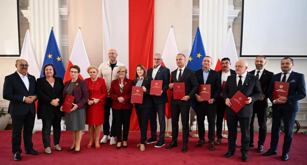 Informację o tym podczas konferencji prasowej w Podkarpackim Urzędzie Wojewódzkim w Rzeszowie przekazał, goszczący na Podkarpaciu, minister sportu i turystyki Jakub Rutnicki (piąty z lewej). Fot. PUW Rzeszów