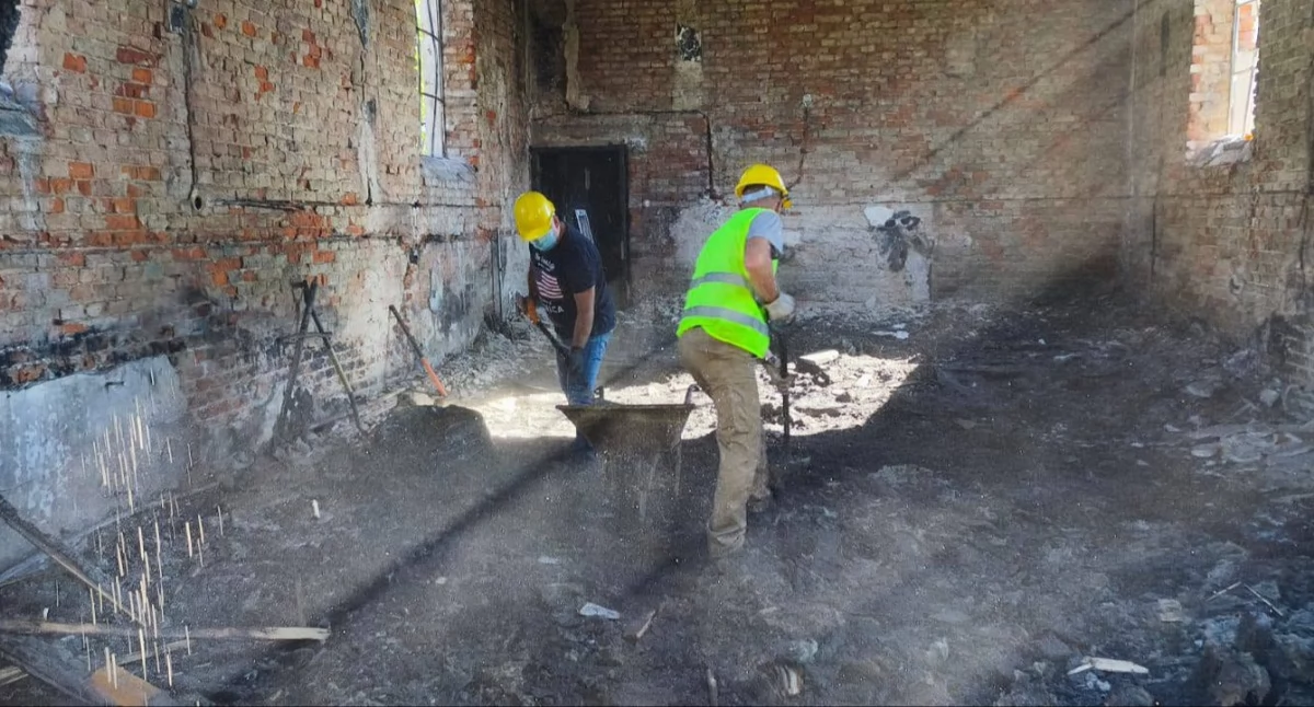 Kilka dni temu grupa mieszkańców Kruhela Wielkiego, oczywiście po uprzednim odbyciu obowiązkowego szkolenia z zakresu BHP, posprzątała kościół. Akcja była spontaniczna. Fot. parafia pw. Matki Bożej Królowej Polski na Kruhelu Wielkim 
