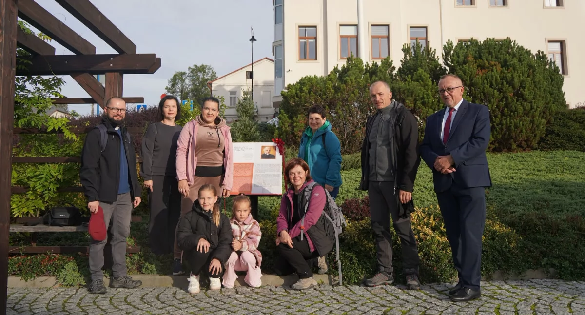 Do dziś bł. ks. Włodzimierz Szembek przez mieszkańców Pruchnika darzony jest wielką estymą, czego potwierdzeniem jest odsłonięcie poświęconej mu tablicy pamiątkowej, które miało miejsce tuż przed startem rajdu. Dokonali go gospodarz Pruchnika Stanisław Kłopot wraz z ks. Maciejem Cebulakiem./ FOT. CKSiT Pruchnik