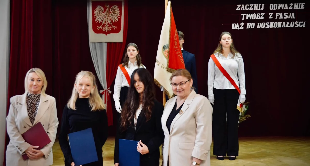 Stowarzyszenie Absolwentów I Liceum Ogólnokształcącego im. J. Słowackiego w Przemyślu ponownie nagrodziło wyróżniających się uczniów szkoły i absolwentów./ FOT. J. Fil