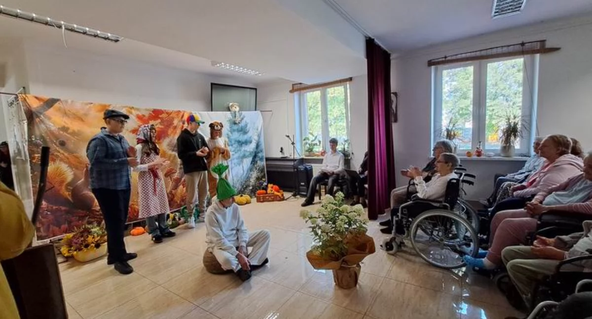 Podczas pierwszej odsłony „Mostów zamiast murów” do podopiecznych przemyskiego ZOL przyjechali m.in. uczniowie Zespołu Szkolno-Przedszkolnego z Oddziałami Integracyjnymi im. Mistrzostwa Sportowego w Orłach. Spektakl „Rzepka” w ich wykonaniu wprawił mieszkańców placówki w radosny nastrój./ FOT. U. Gielo