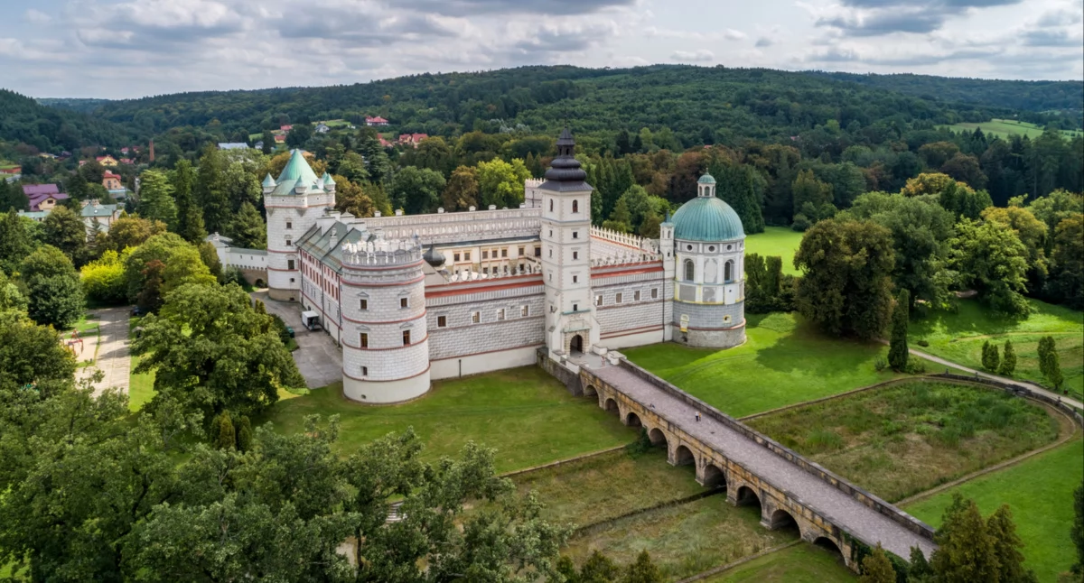 Zespół Zamkowo-Parkowy w Krasiczynie znalazł się w gronie 15 najpiękniejszych zamków Polski i został nominowany w kategorii „Najpiękniejszy zamek” w pierwszej edycji Rankingu Polskich Zamków i Pałaców magazynu „Travelist”, organizowanego we współpracy z Polską Organizacją Turystyczną. Fot. fotolia