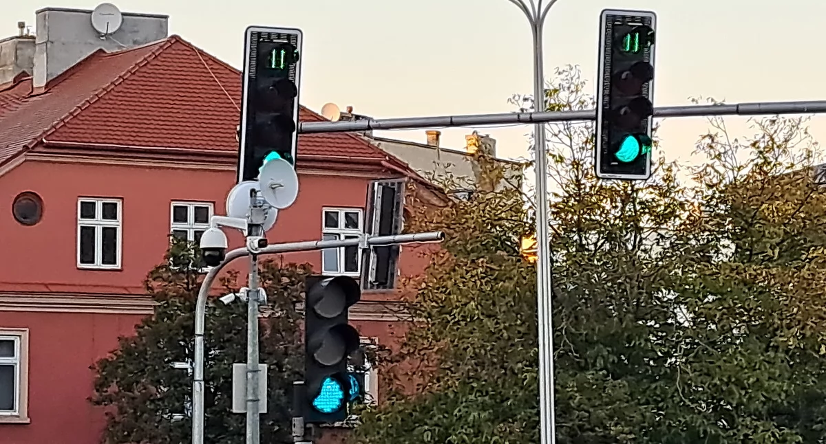 Od ubiegłego tygodnia sekundniki na newralgicznym skrzyżowaniu w mieście spełniają już swoją funkcję w kompleksowym zakresie, bo odliczają czas także na zielonym świetle. Czy dojdzie do montażu kolejnych? Magistrat zapewnia, że tak - przy okazji każdego poważniejszego remontu dróg w centrum miasta./ FOT. U. Gielo
