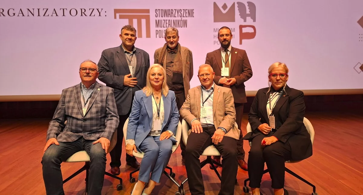Dyrektor Muzeum w Jarosławiu Kamienica Orsettich K. Sawiński (pierwszy z lewej u góry) będzie reprezentował środowisko podkarpackich muzealników w Zarządzie Głównym Stowarzyszenia Muzealników Polskich. Na zdjęciu z przedstawicielami podkarpackiego oddziału Stowarzyszenia Muzealników Polskich oraz prezesem Zarządzu Głównego Stowarzyszenia Muzealników Polskich M. Niezabitowskim (w środku). /FOT. SMP Oddział Podkarpacki