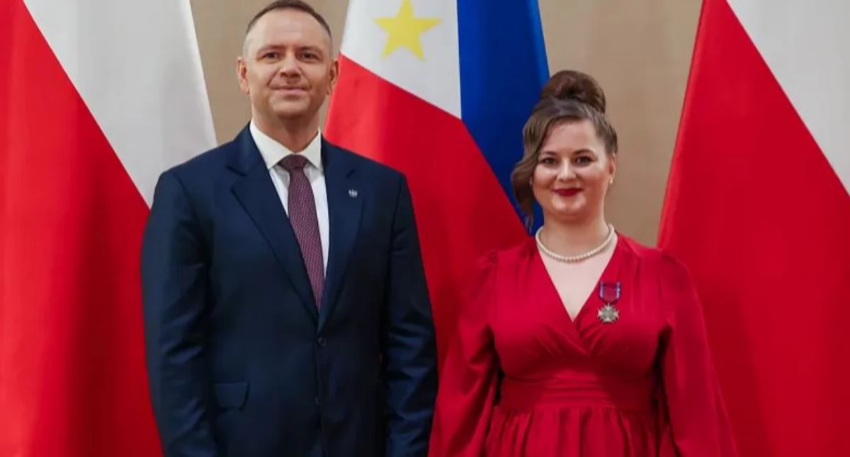 Weronika Stącel z Przeworska z wykształcenia jestem pedagogiem (absolwentka Uniwersytetu Rzeszowskiego). Przez jakiś czas pracowała w zawodzie w Polsce, ale zdecydowała się na wyjazd za granicę, w ramach wolontariatu misyjnego Salvator. Obecnie przebywa na Filipinach, gdzie zajmuje się edukacją najmłodszych dzieci w slumsach. Za słoją działalność odebrała od prezydenta RP Brązowy Krzyż Zasługi./ FOT. KPRP M. Bujak